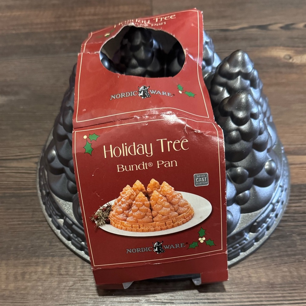 Nordic Ware 10 Cup Holiday Tree Bundt Pan